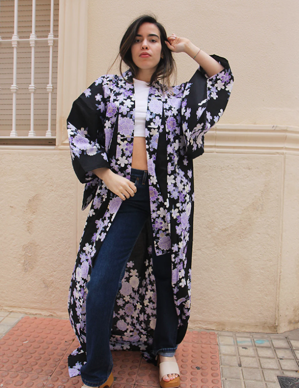 Jaket kimono dengan motif bunga